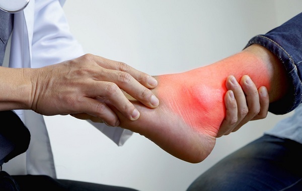 Các dấu hiệu và triệu chứng của bệnh gút hầu như luôn xảy ra đột ngột, thường xảy ra vào ban đêm