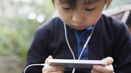 kéo dài thời gian sử dụng màn hình làm gia tăng cơn giận ở trẻ