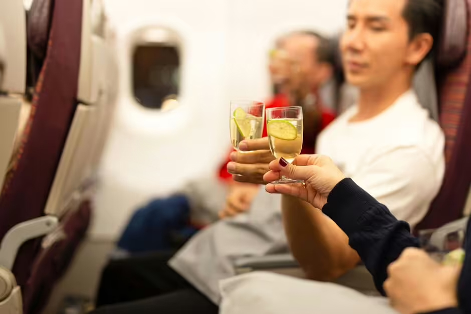 uống rượu bia trên máy bay làm tăng nguy cơ mắc bệnh