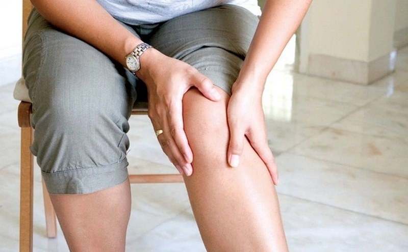 khớp kêu răng rắc hoặc lục cục