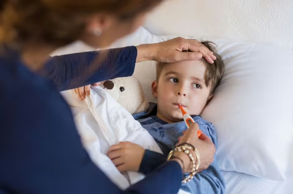 nước muối nhỏ mũi rút ngắn thời gian chữa cảm lạnh cho trẻ