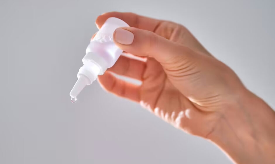nước muối nhỏ mũi rút ngắn thời gian chữa cảm lạnh cho trẻ