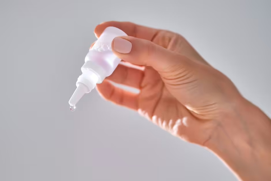 nước muối nhỏ mũi rút ngắn thời gian chữa cảm lạnh cho trẻ