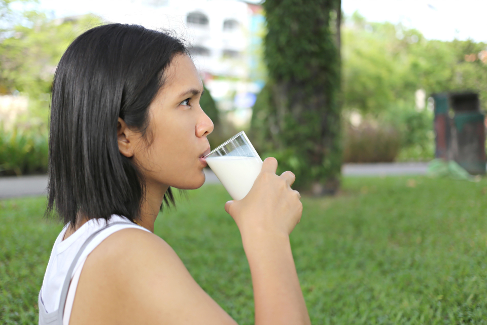 uống sữa giảm nguy cơ ung thư ruột kết y duoc thai nguyen
