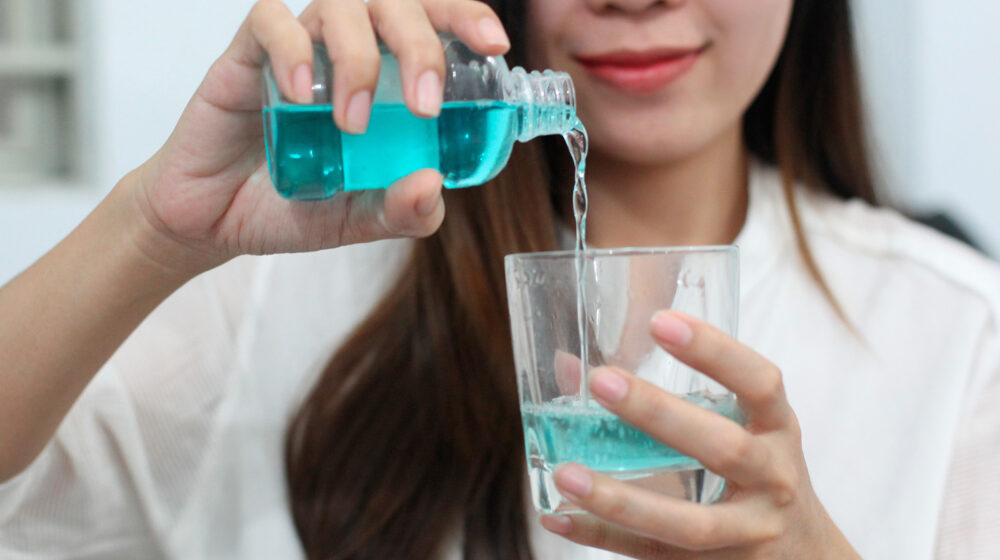 Nước súc miệng mạnh gây suy giảm tình dục