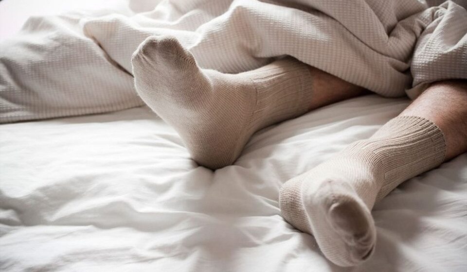 xỏ tất trước khi ngủ giúp bạn ngủ ngon y duoc thai nguyen