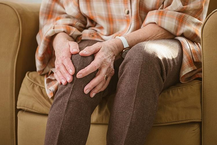 xoa bóp đầu gối trước khi ngủ y duoc thai nguyen