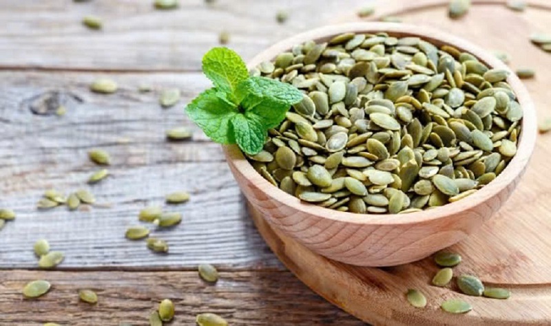 ăn hạt bí ngô giảm đau bụng kinh y duoc thai nguyen