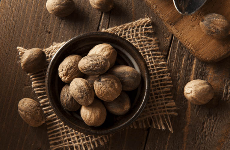 công dụng chữa bệnh của nhục đậu khấu y duoc thai nguyen